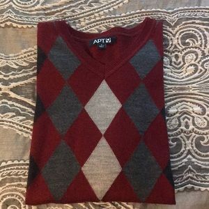 This is a Maroon mens small APT 9 diamond V-neck